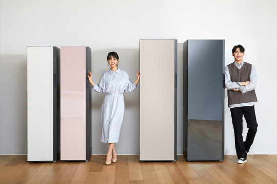 삼성전자 모델이 수원 삼성전자 디지털시티에서 신제품 '삼성 비스포크(BESPOKE) 에어드레서'를 소개하고 있다. <삼성전자 제공>